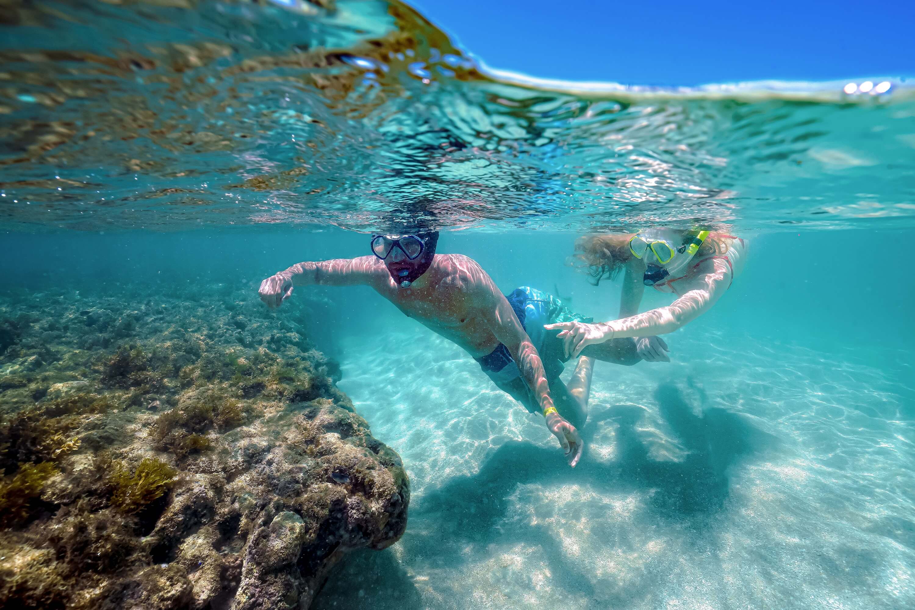 Casal realizando mergulho de snorkel em Maragogi.